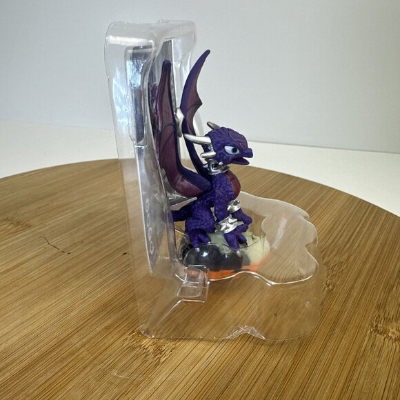 Cynder Series 2 Skylanders Spyro's Adventure Character Figure - Picture 2 of 5